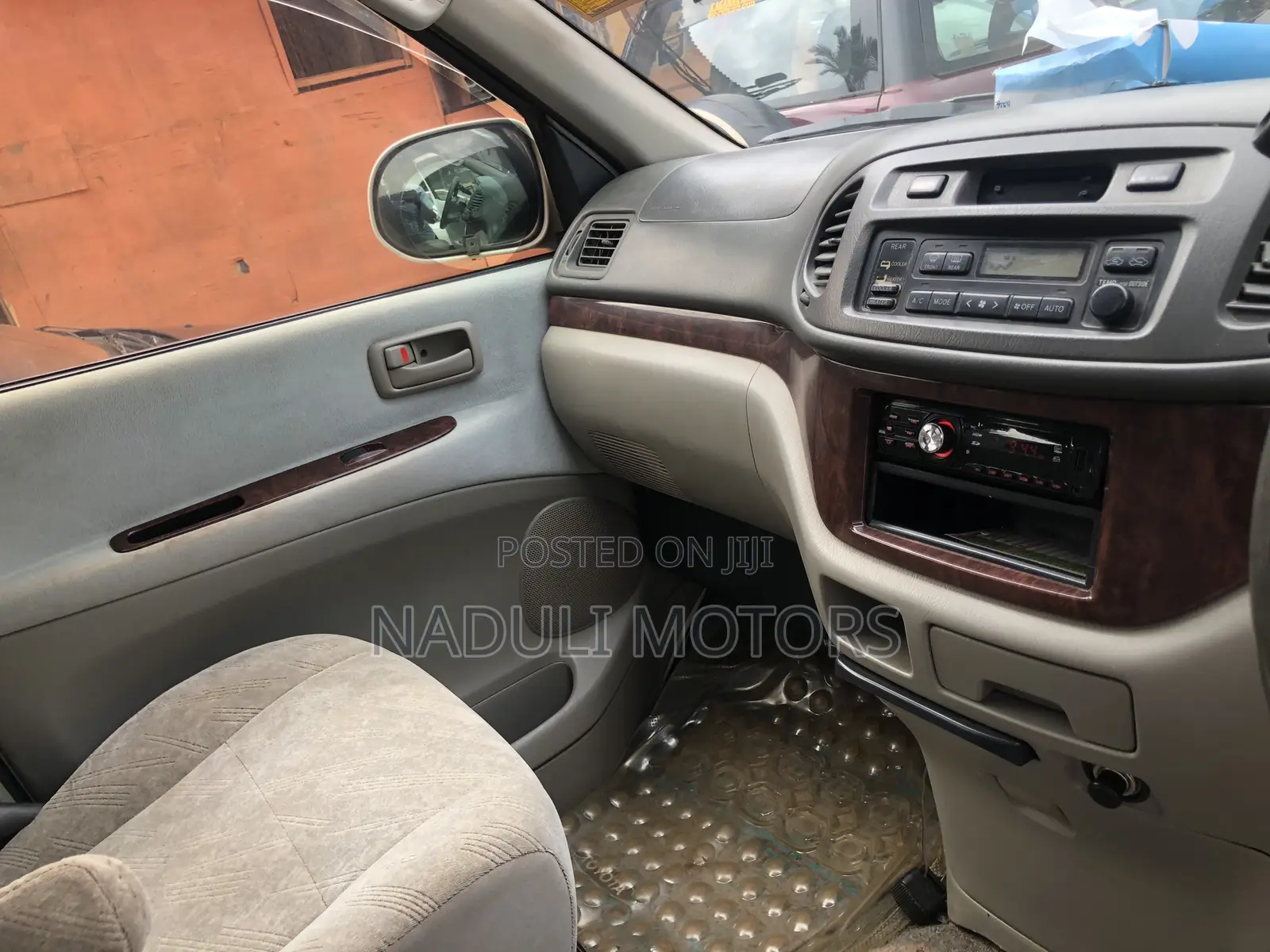 Toyota Regius 2002