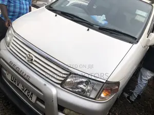 Photo - Toyota Regius 2002