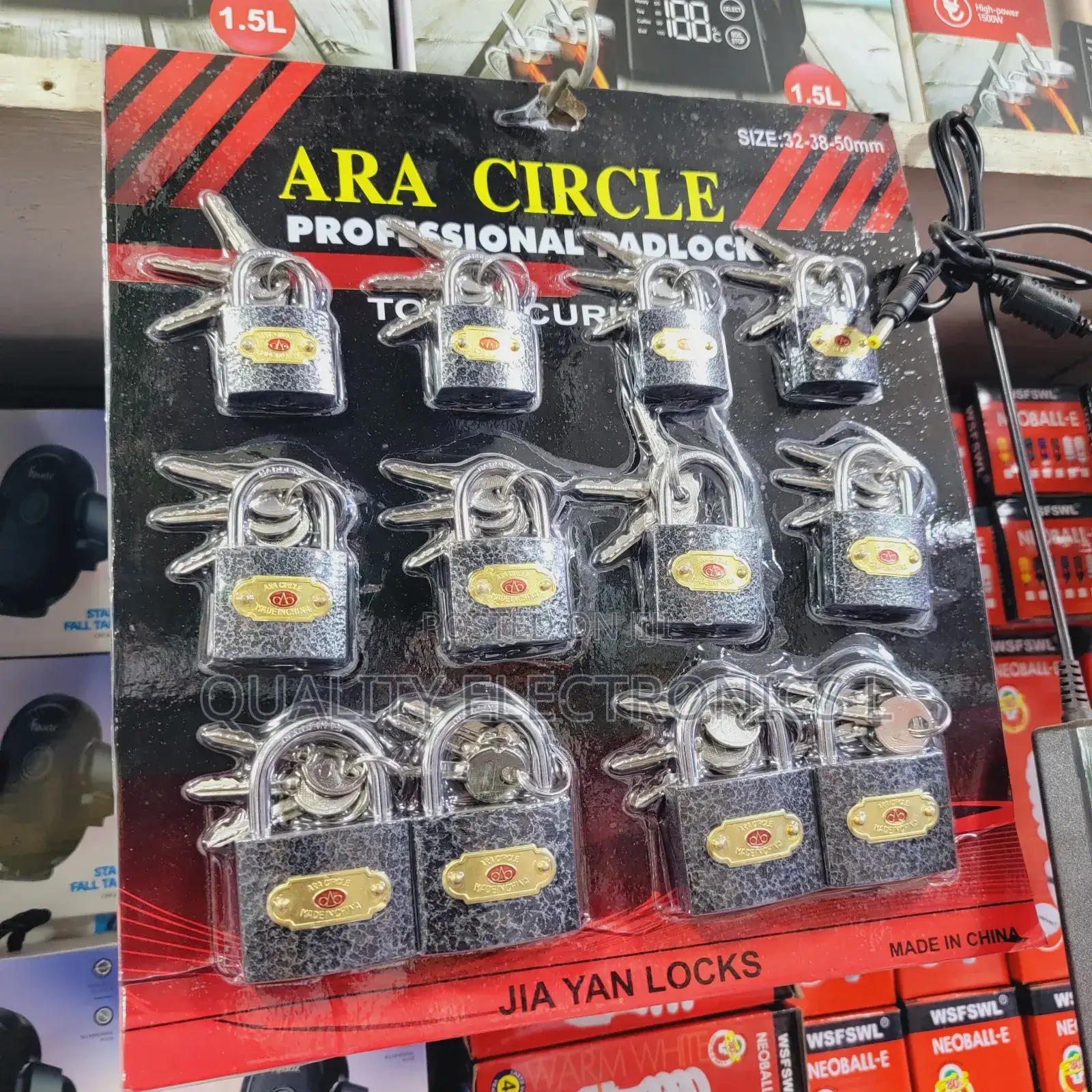 Ara Circle Padlock Chat 12pcs