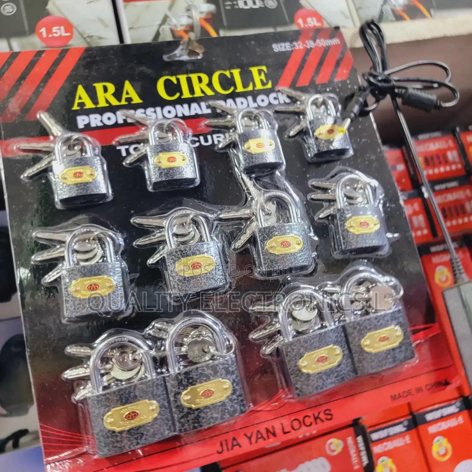 Ara Circle Padlock Chat 12pcs