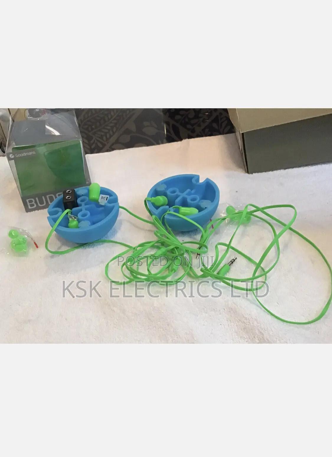 Earphone Splitter Multi Audio Sharing Device and Earphones.