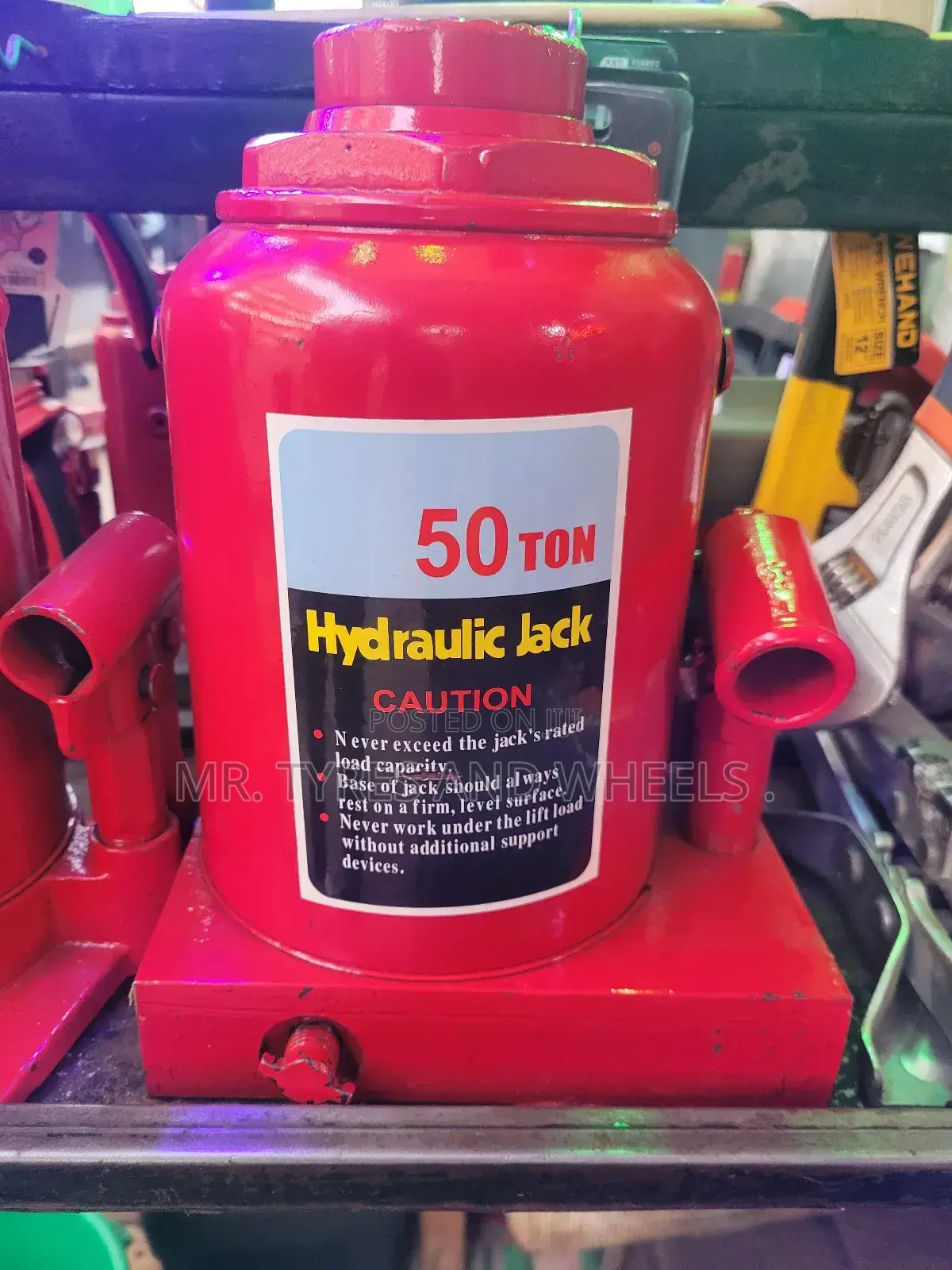 The 50ton Hydrolic Jack It Is Used 4 Heavy THNGS N Big Cars