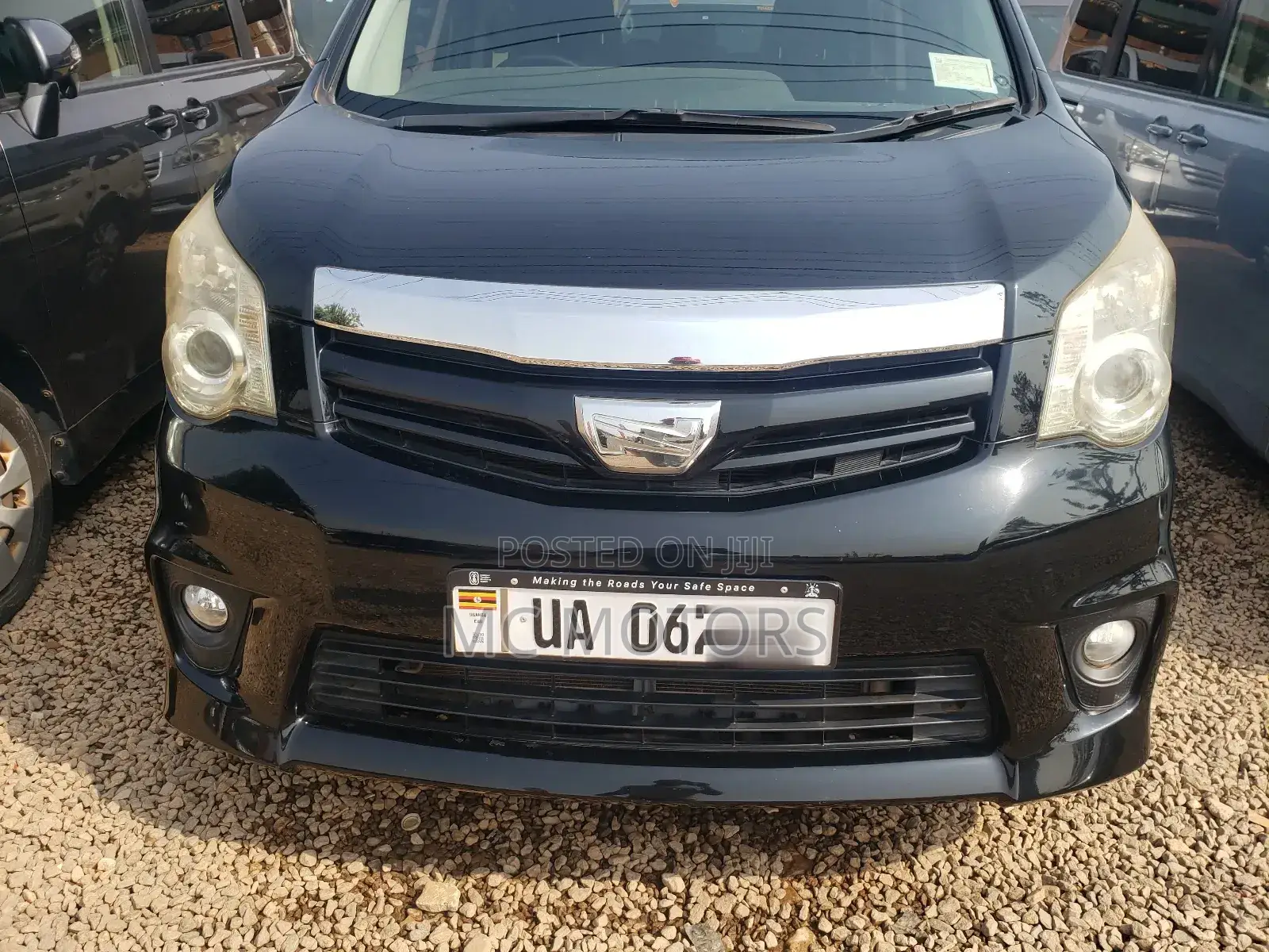 Toyota Noah 2.0 143hp AWD (8 Seater) 2010 Black