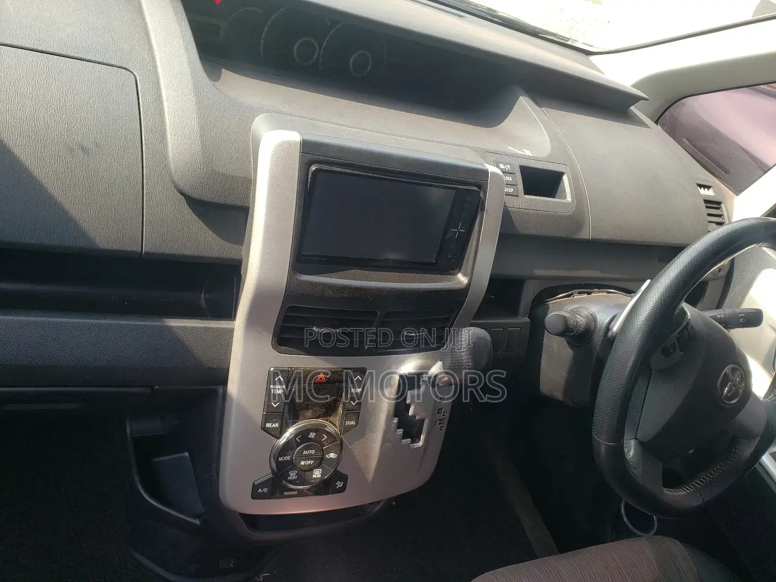 Toyota Noah 2.0 143hp AWD (8 Seater) 2010 Black