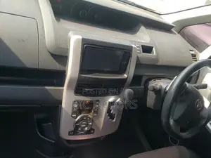 Toyota Noah 2.0 143hp AWD (8 Seater) 2010 Black