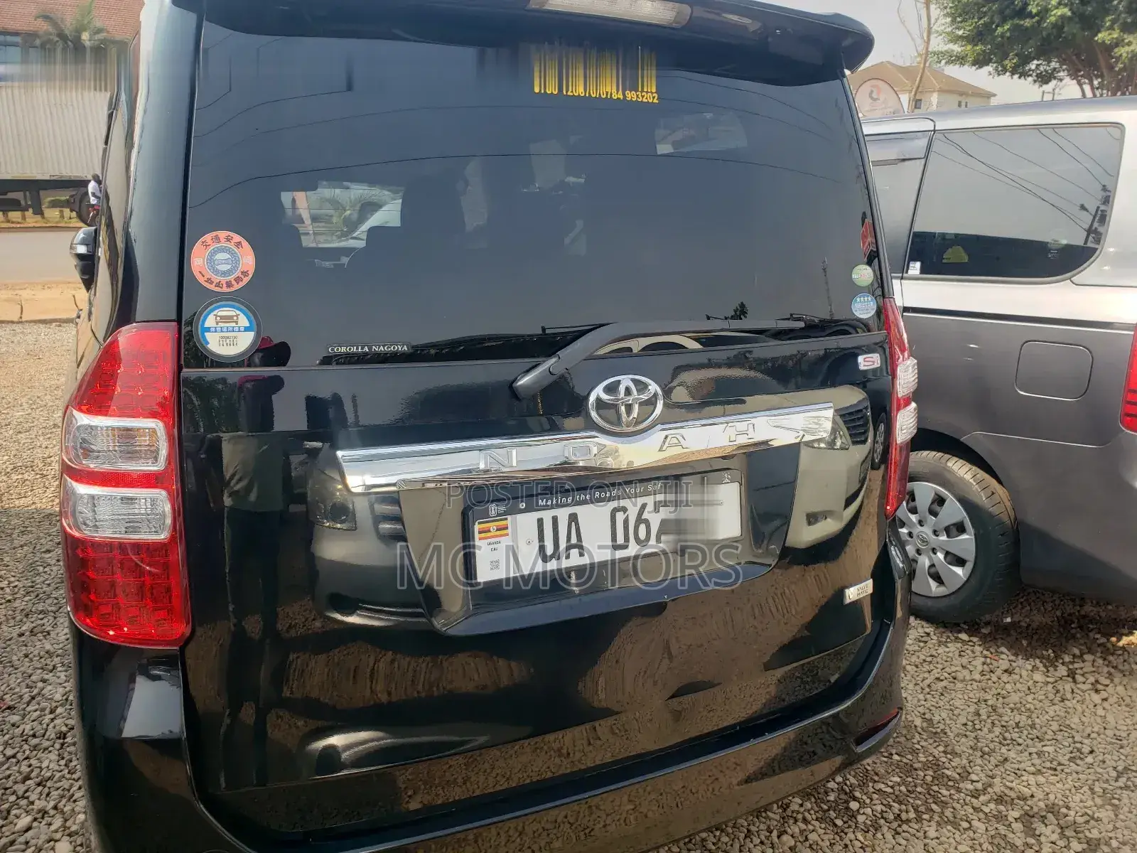 Toyota Noah 2.0 143hp AWD (8 Seater) 2010 Black