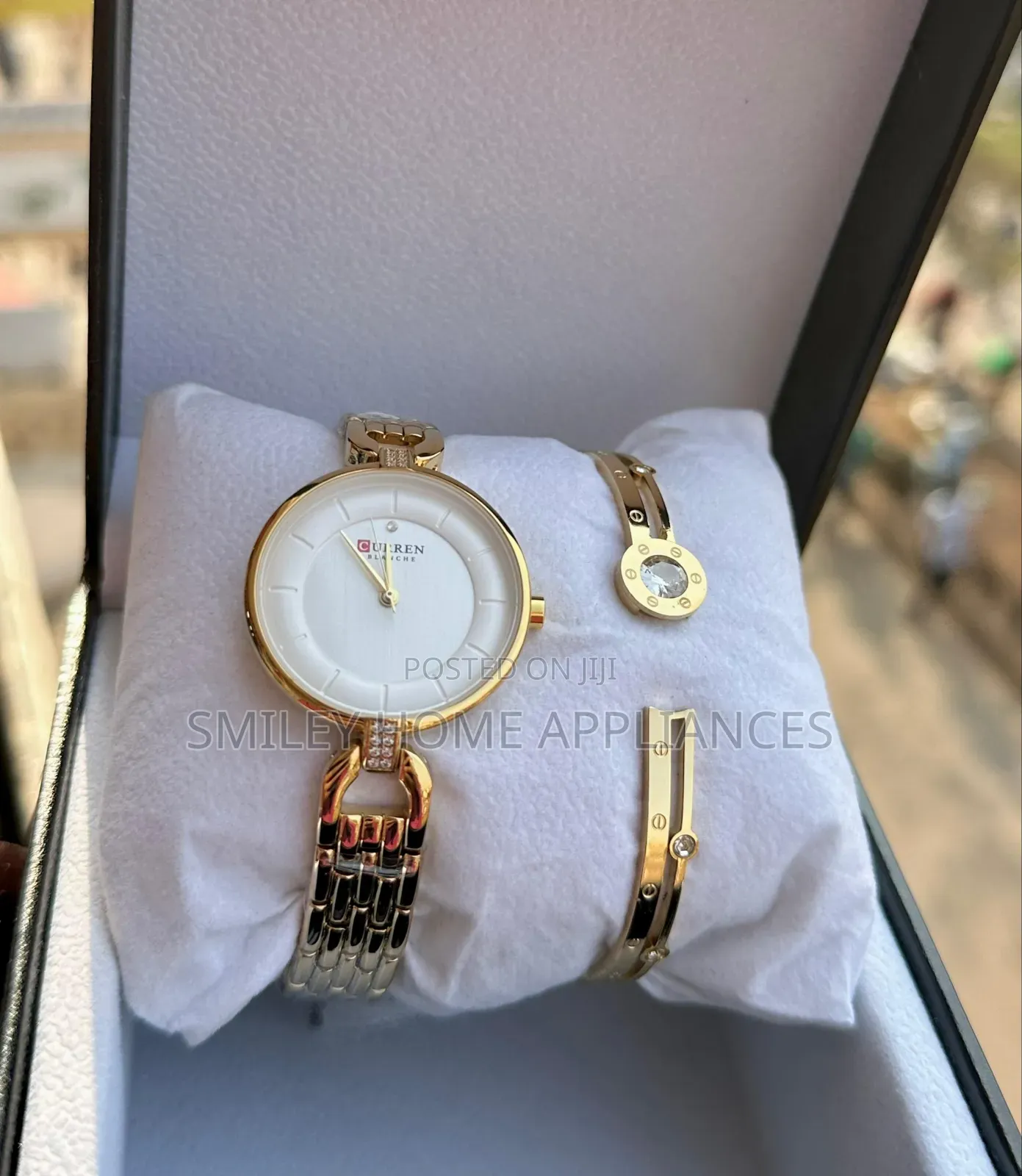 Women's Gold Curren Fashionable Watch With a Bracelet