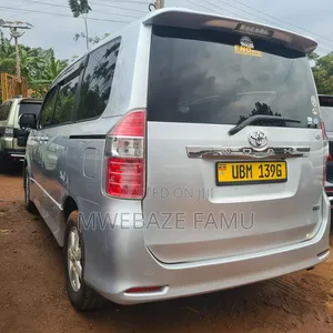 Photo - Toyota Noah 2008 Silver