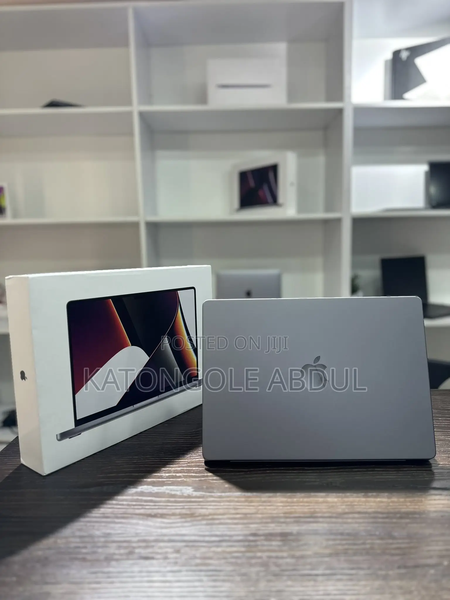 New Laptop Apple MacBook Pro 2022 M2 8GB Apple M1 Pro SSD 512GB