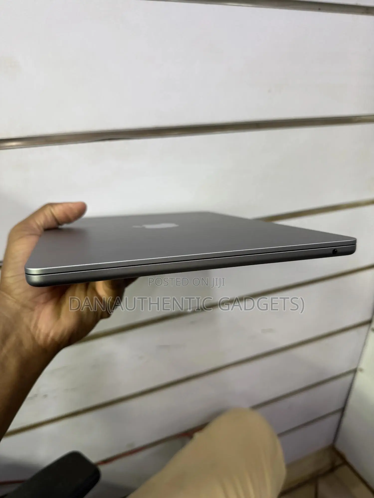 New Laptop Apple MacBook Air 2024 M3 13-Inch 8GB Apple M3 SSD 256GB