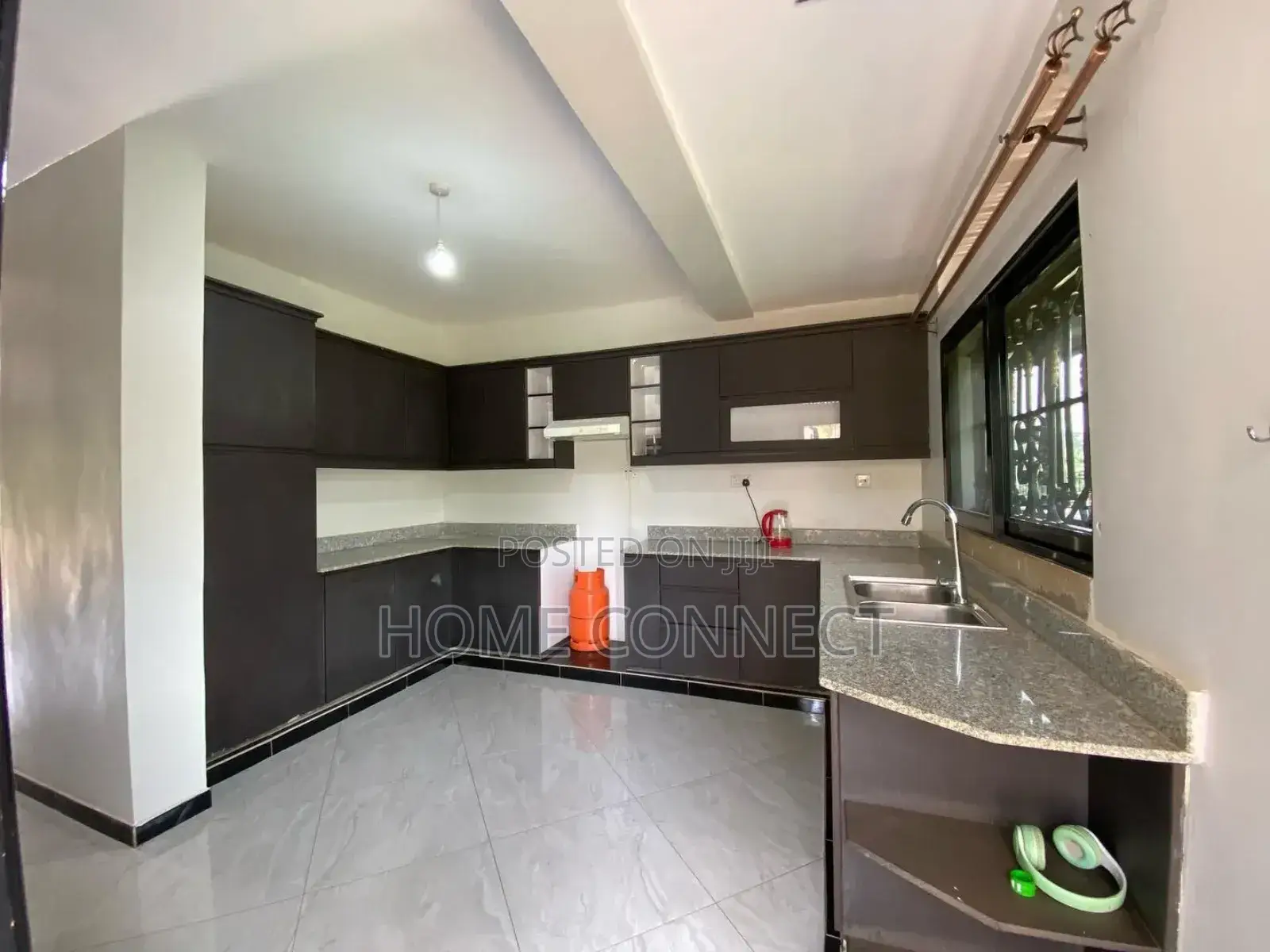 3bdrm Apartment in Kira Mamerito Rd, Central Division for rent