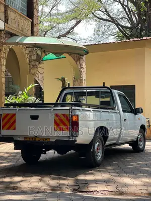 Nissan Pick-Up 1996 White