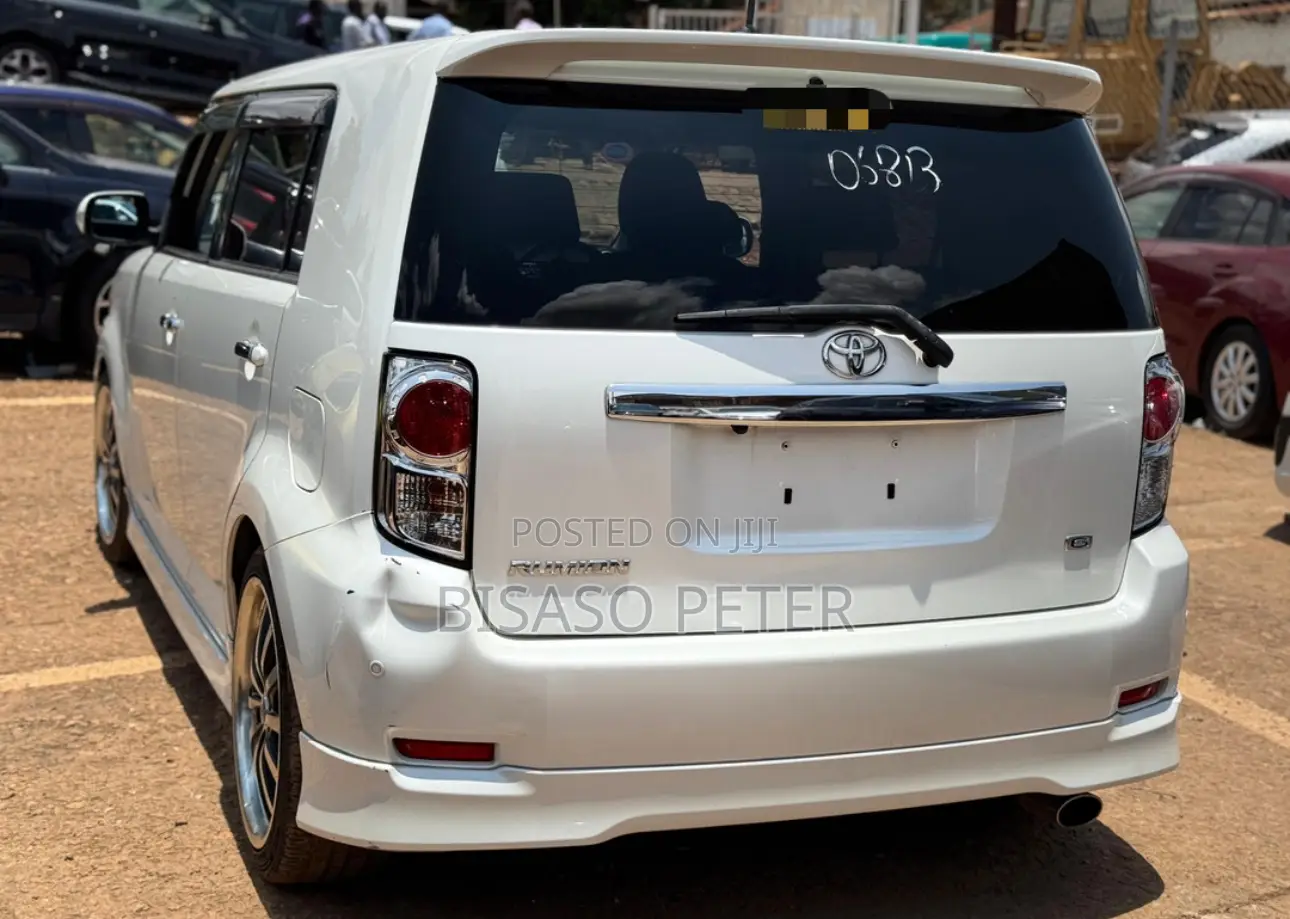 Toyota Corolla Rumion Hatchback 1.5 FWD 2012 White
