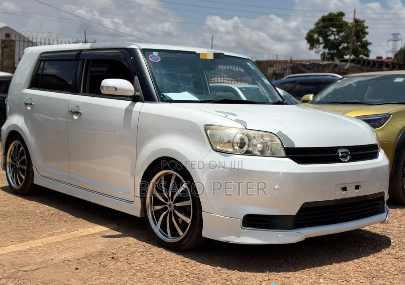 Toyota Corolla Rumion Hatchback 1.5 FWD 2012 White