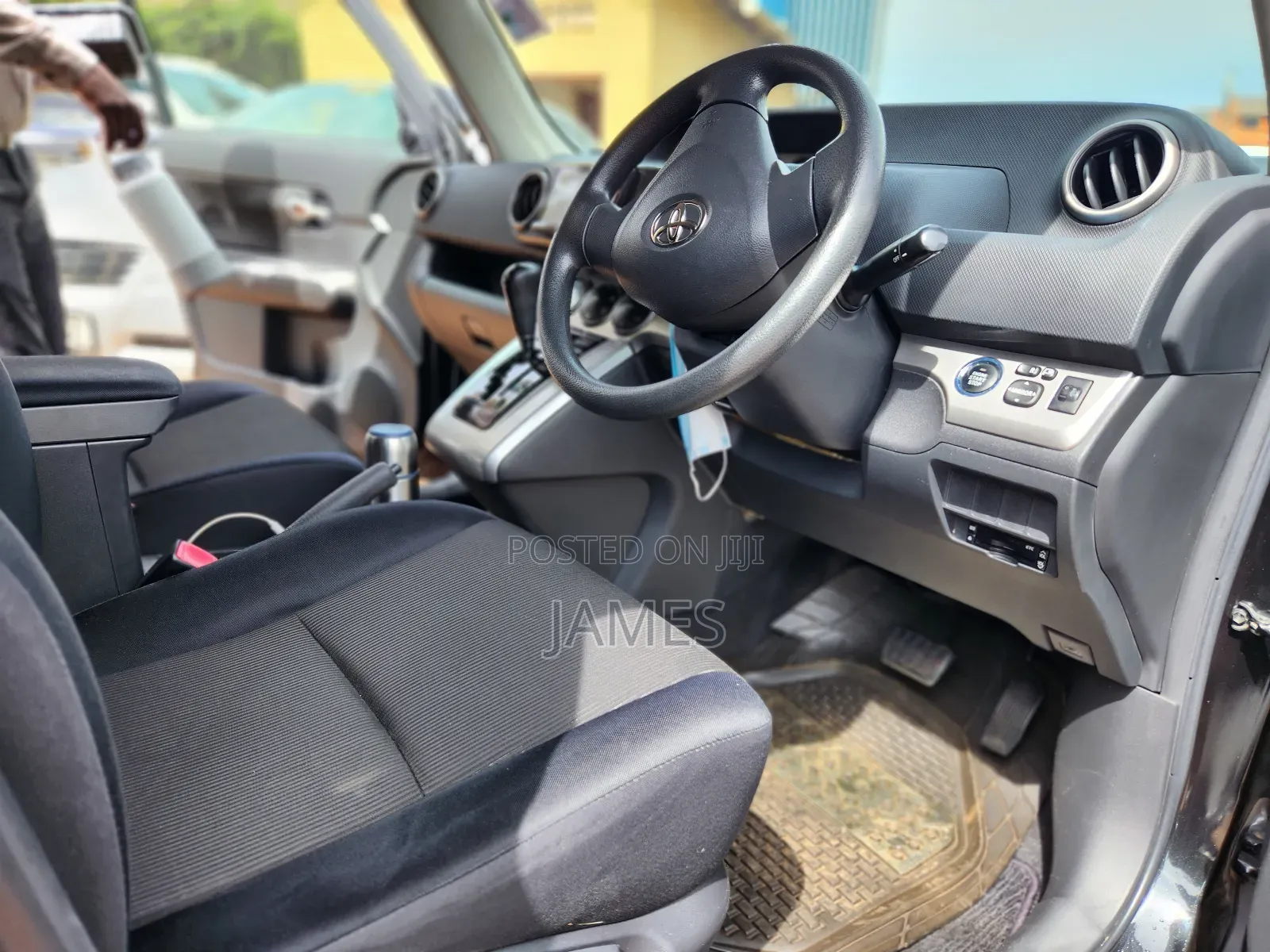 Toyota Corolla Rumion Hatchback 1.8 FWD 2011 Black