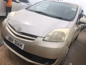 Photo - Toyota Passo Sette 2010
