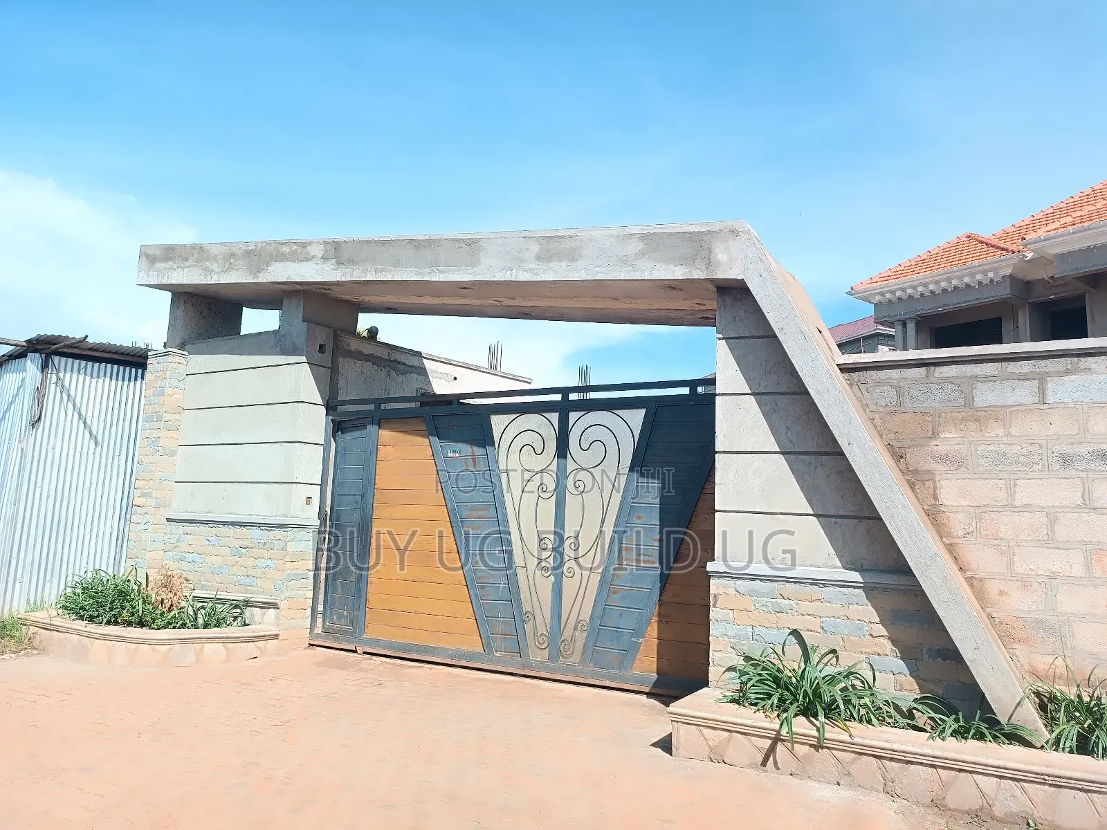 Furnished 4bdrm Mansion in Kira Nakwero for sale