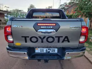 Toyota Hilux 2023 Gray