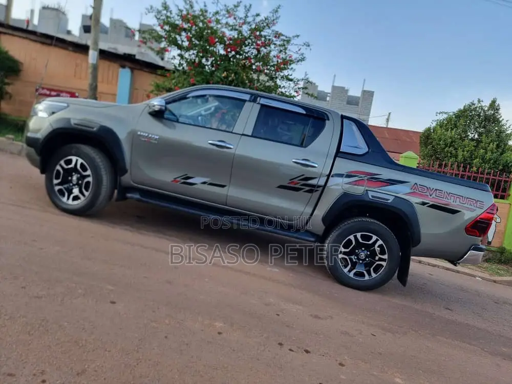 Toyota Hilux 2023 Gray