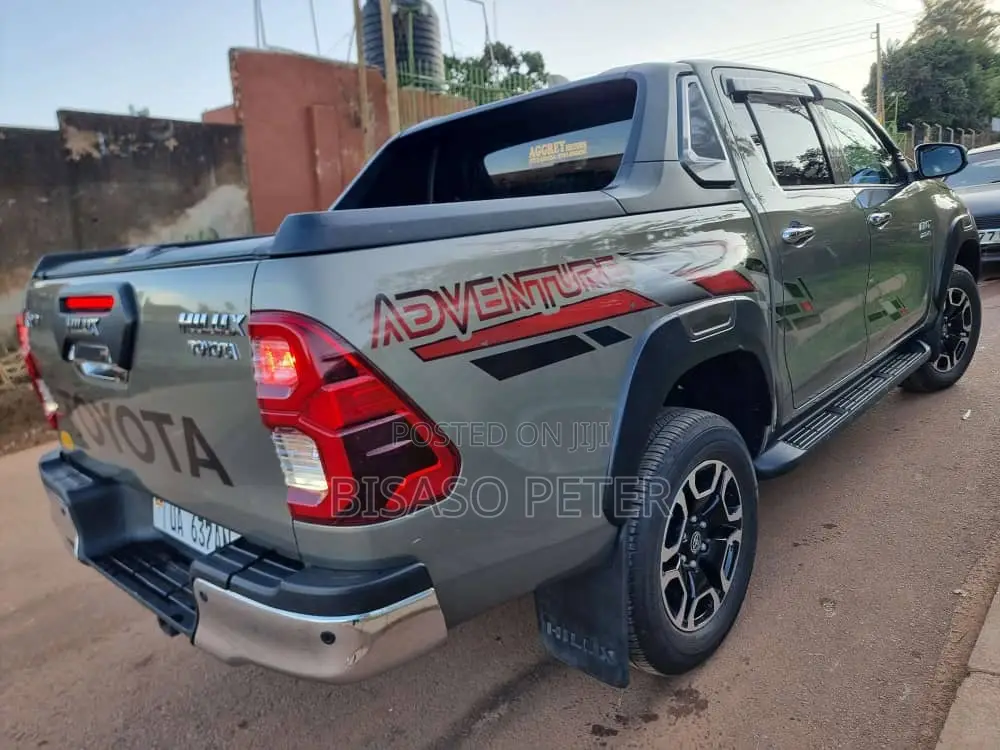 Toyota Hilux 2023 Gray