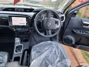 Toyota Hilux 2023 Gray