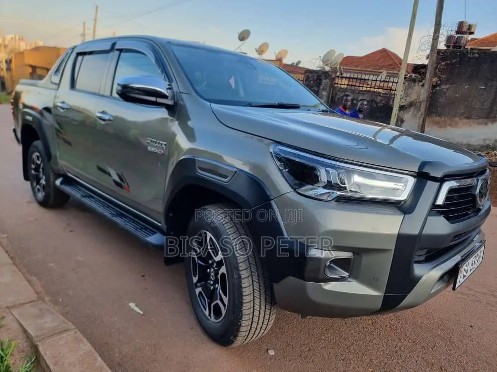 Toyota Hilux 2023 Gray