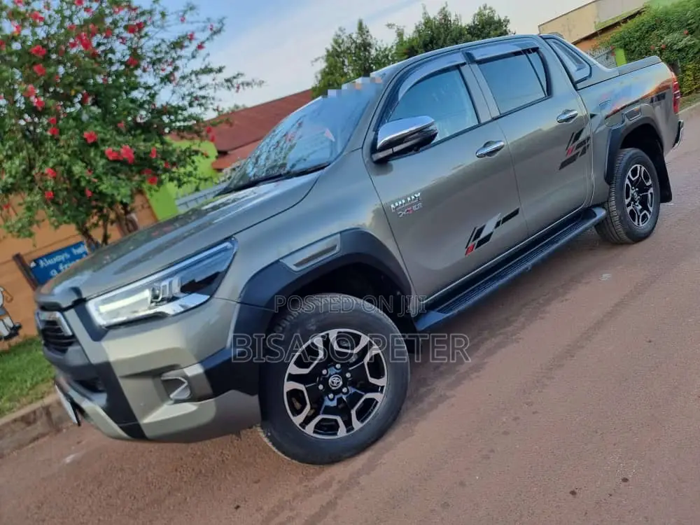 Toyota Hilux 2023 Gray