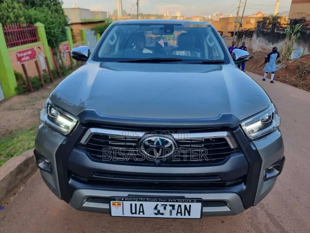 Toyota Hilux 2023 Gray