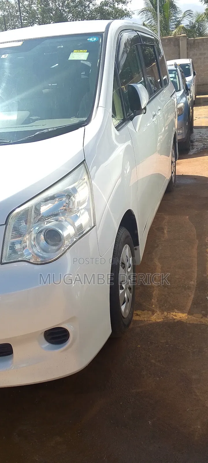 Toyota Noah 2.0 143hp FWD (8 Seater) 2012 White