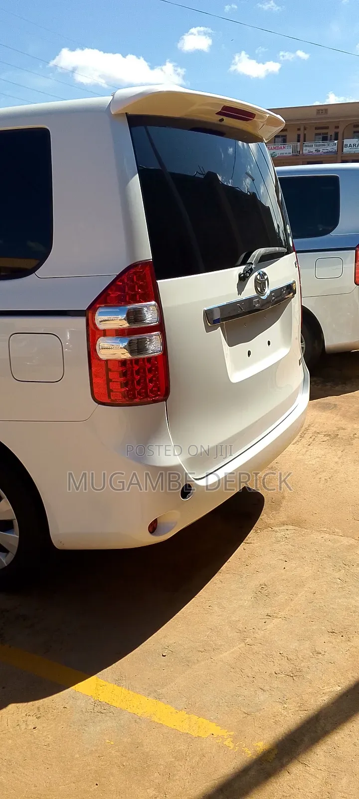 Toyota Noah 2.0 143hp FWD (8 Seater) 2012 White