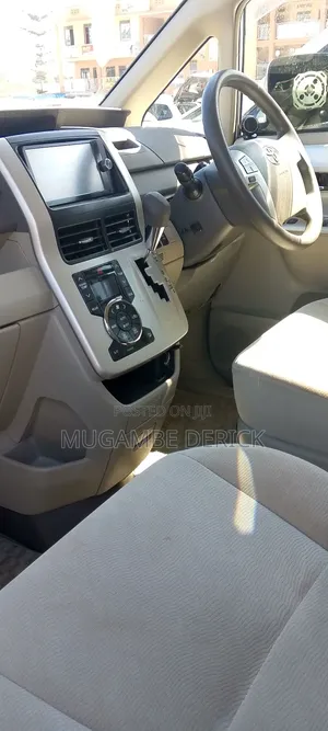 Toyota Noah 2.0 143hp FWD (8 Seater) 2012 White