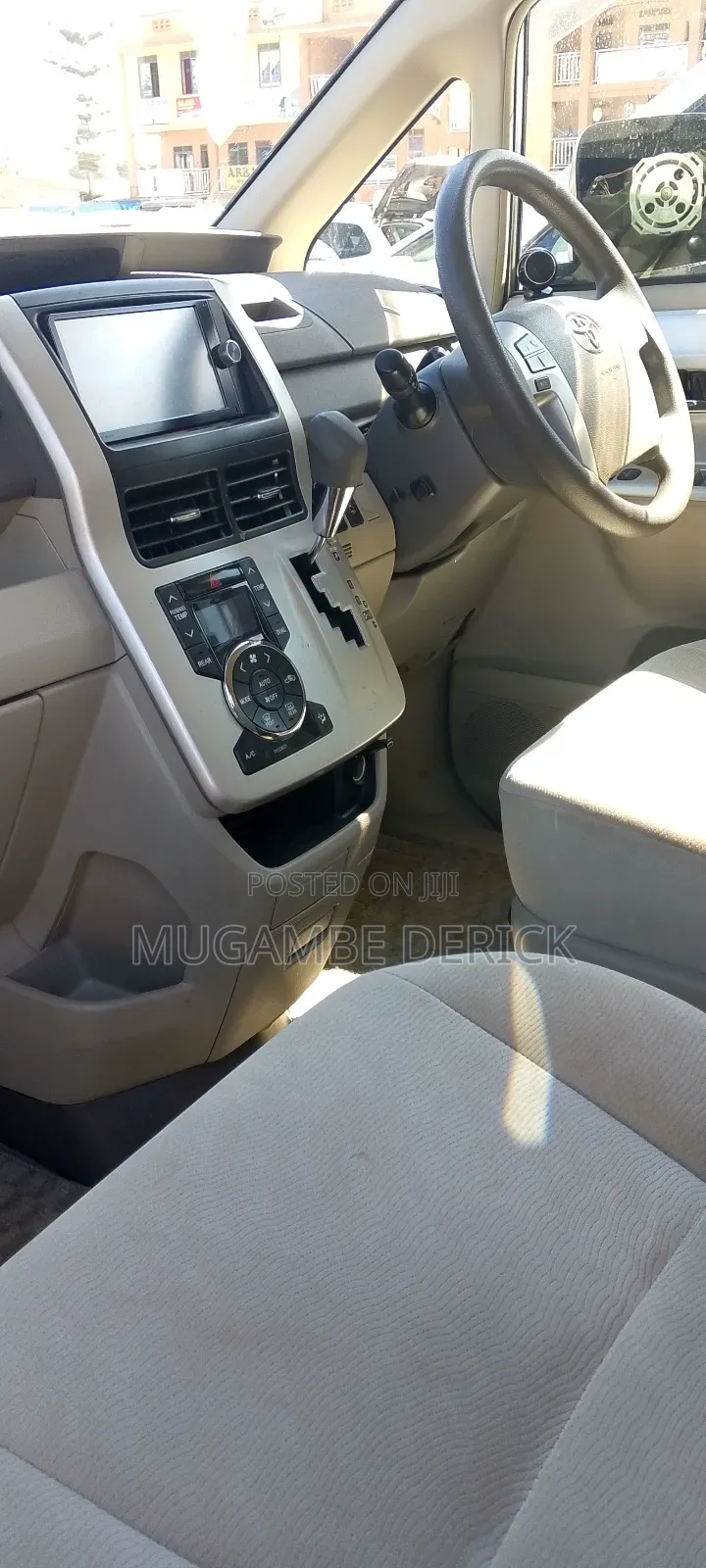 Toyota Noah 2.0 143hp FWD (8 Seater) 2012 White