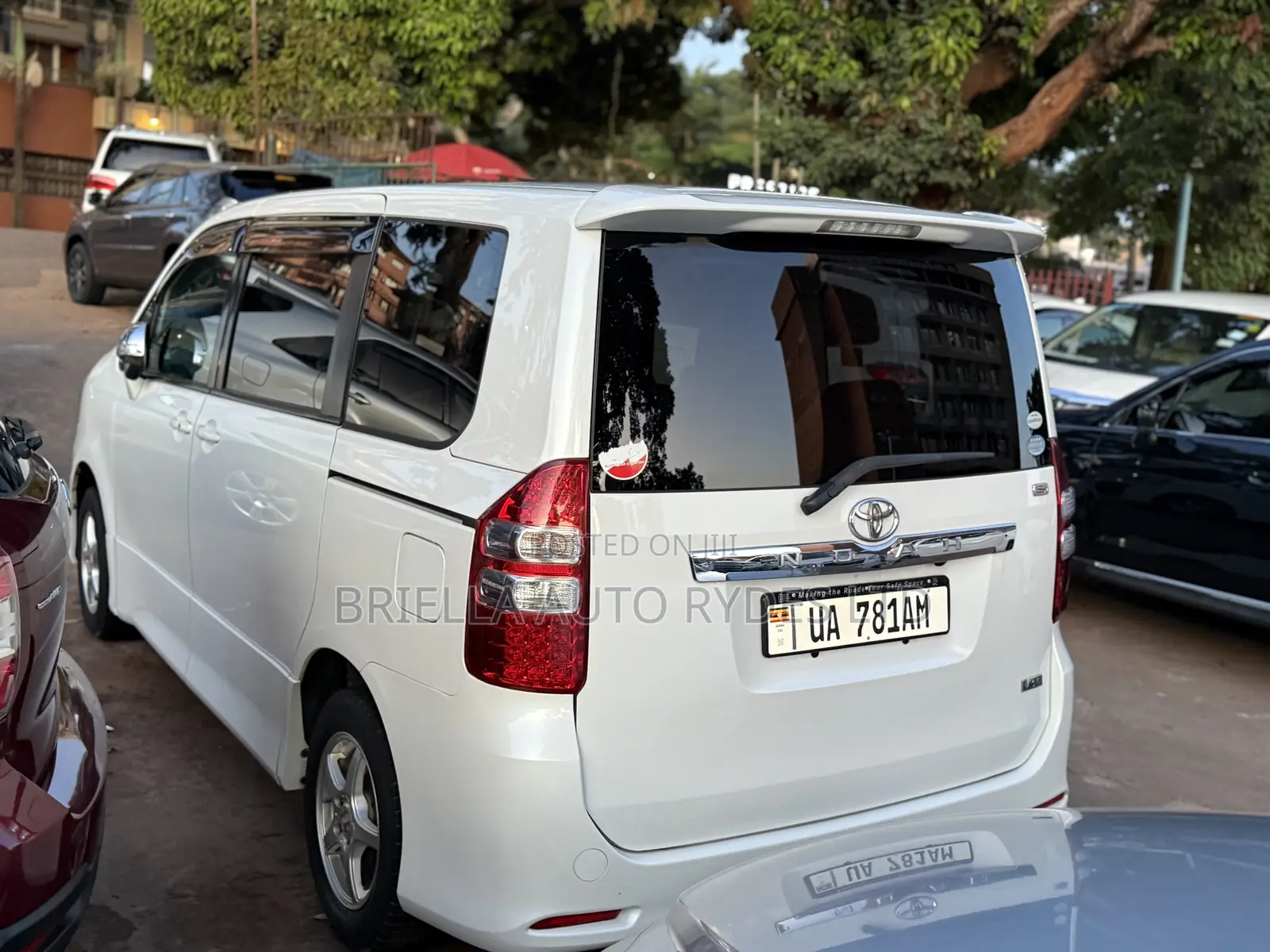 Toyota Noah 2011 White