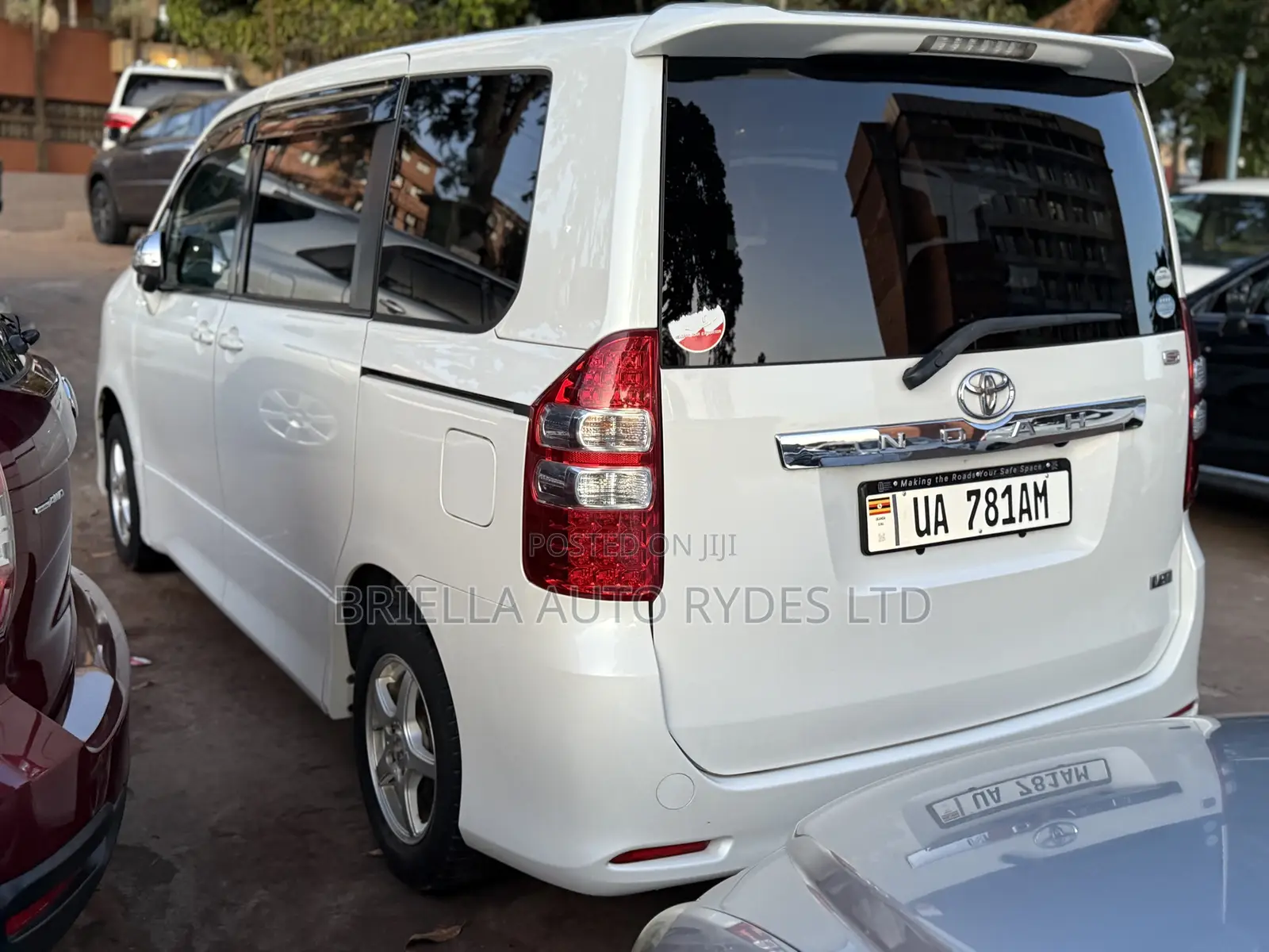 Toyota Noah 2011 White