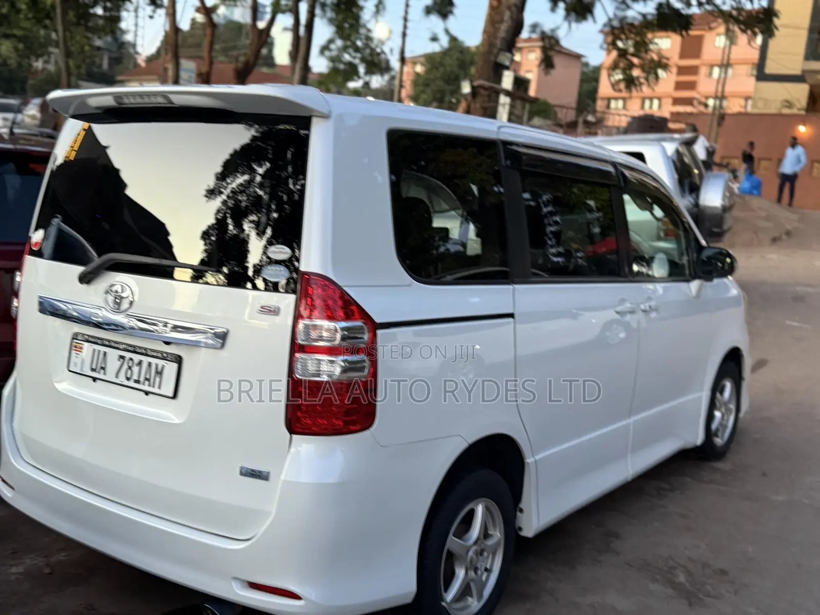 Toyota Noah 2011 White