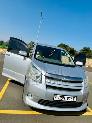 Toyota Noah 2009 Silver