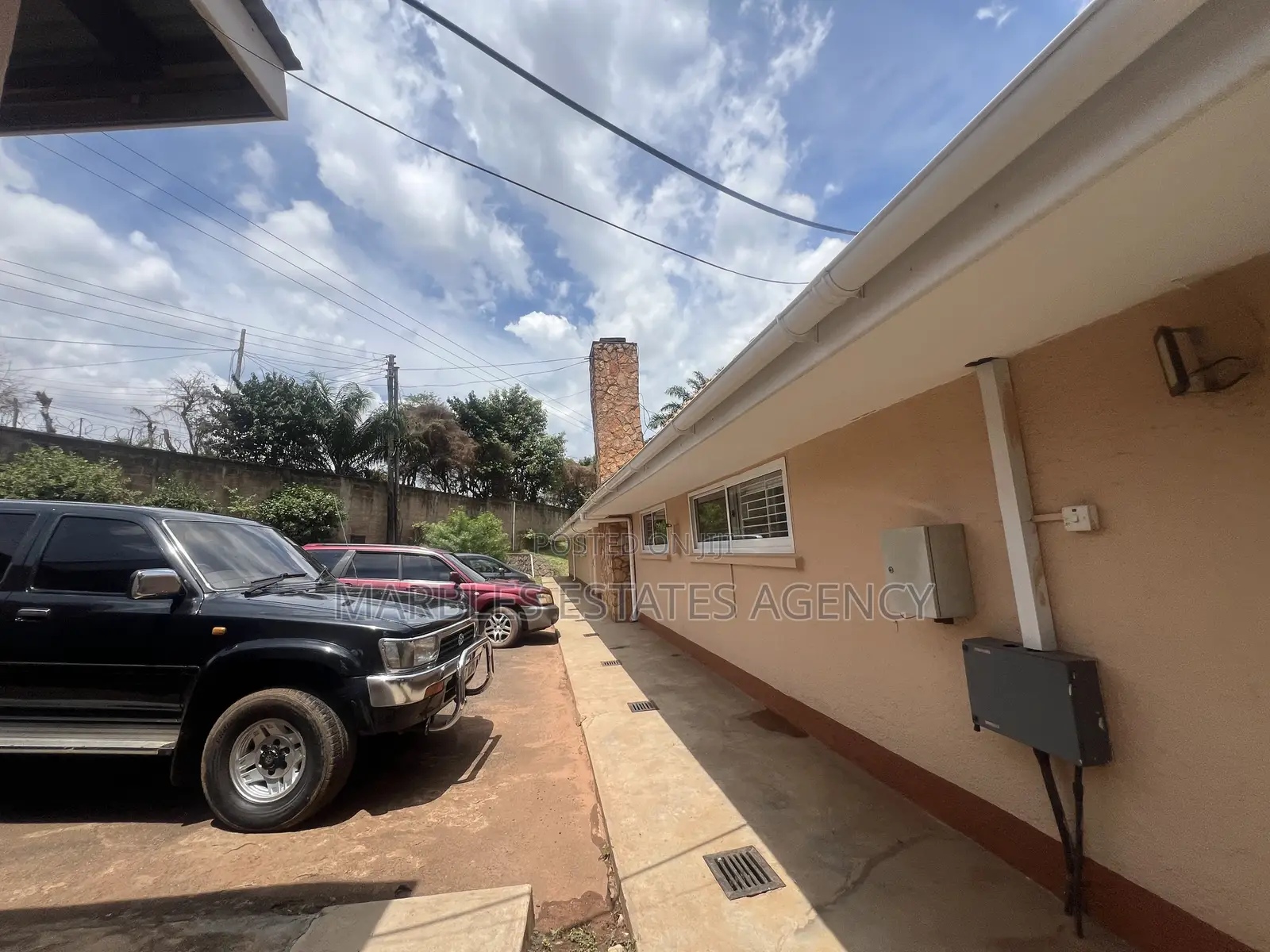 3bdrm Bungalow in Muyenga, Central Division for rent
