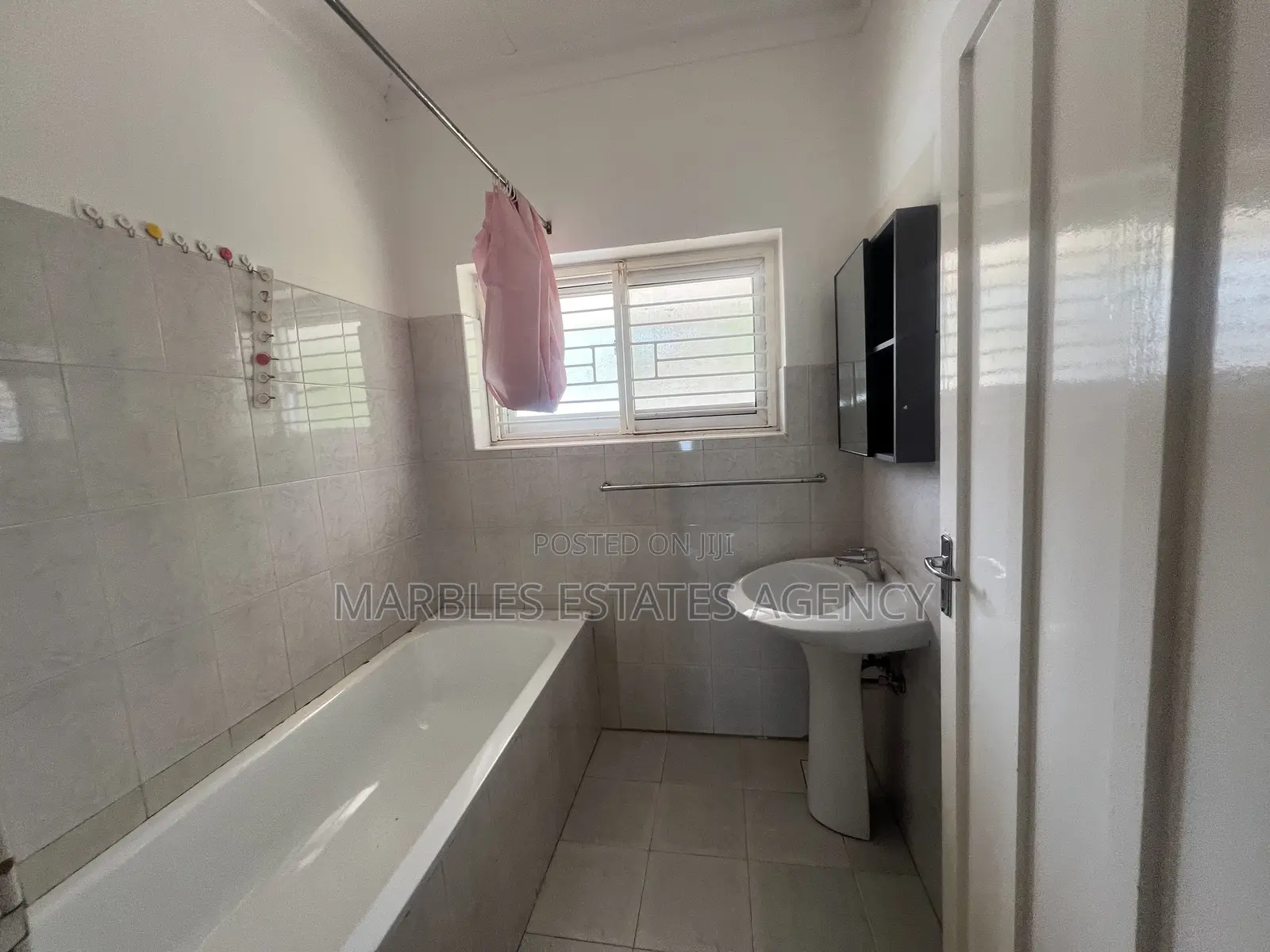 3bdrm Bungalow in Muyenga, Central Division for rent