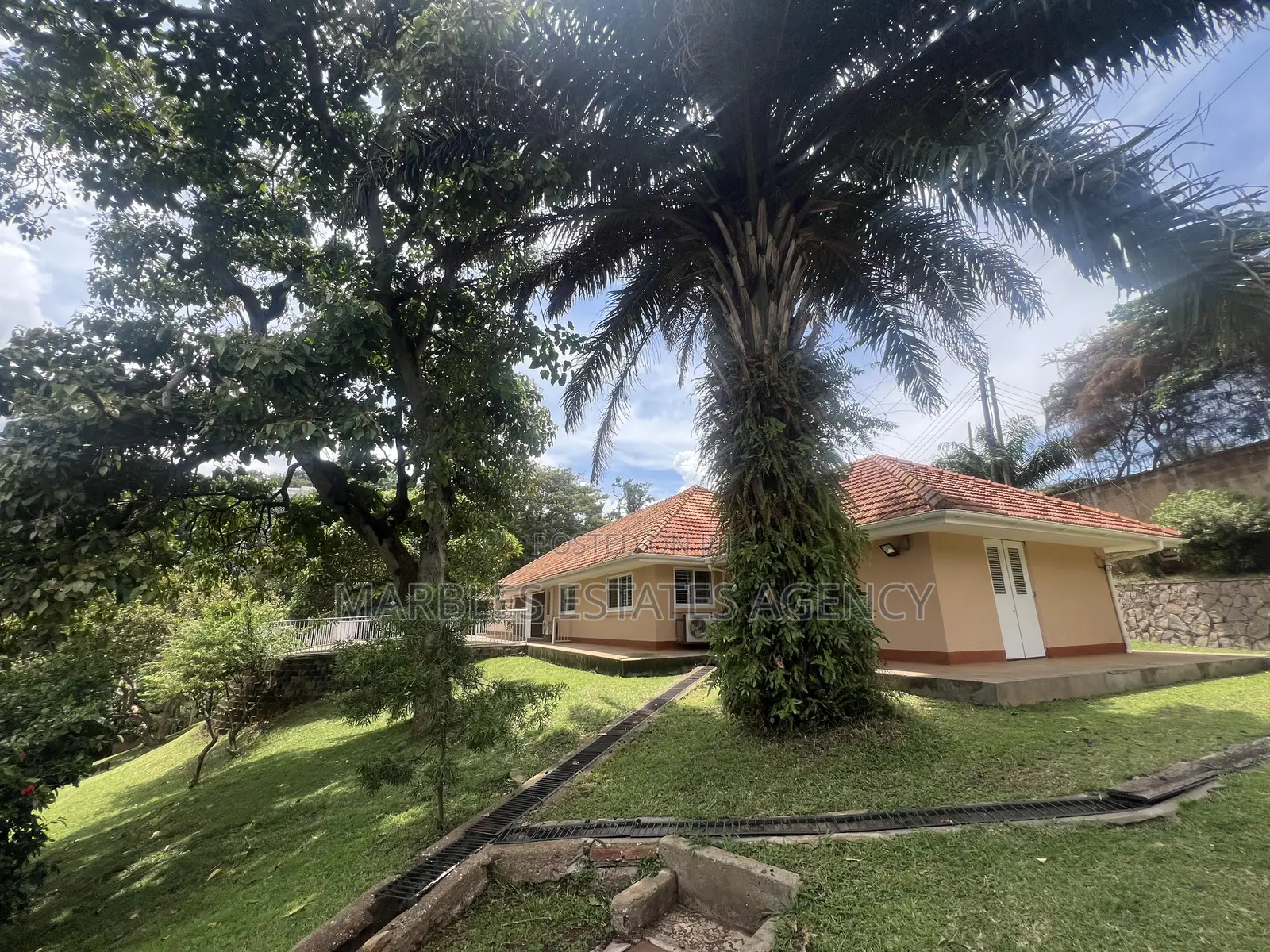 3bdrm Bungalow in Muyenga, Central Division for rent