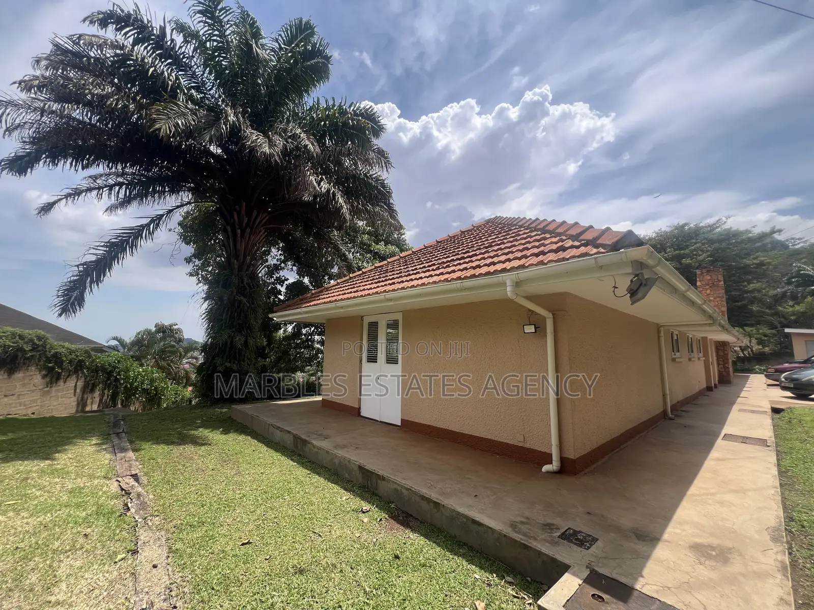 3bdrm Bungalow in Muyenga, Central Division for rent