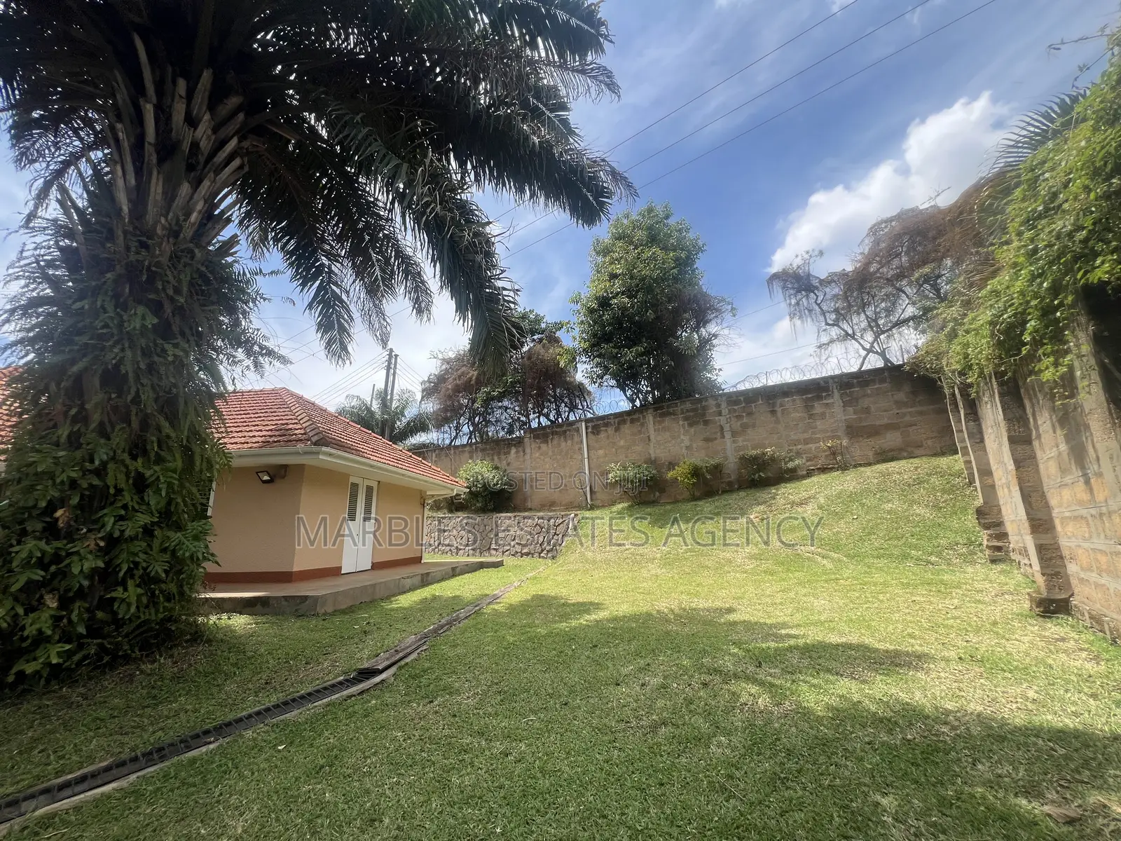 3bdrm Bungalow in Muyenga, Central Division for rent