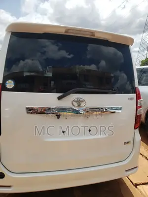Toyota Noah 2.0 143hp AWD (8 Seater) 2012 White