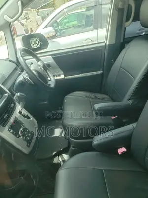 Toyota Noah 2.0 143hp AWD (8 Seater) 2012 White