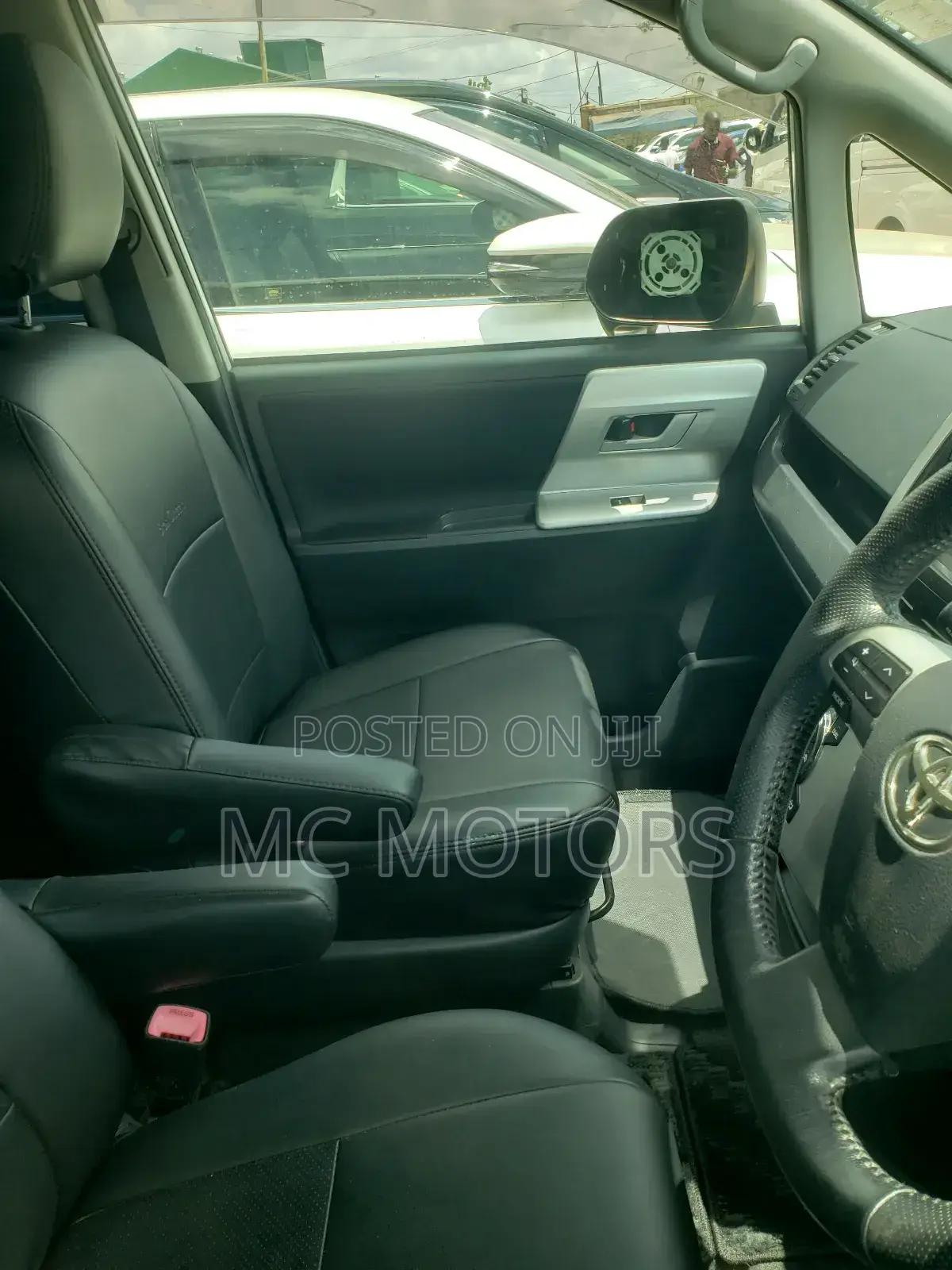 Toyota Noah 2.0 143hp AWD (8 Seater) 2012 White