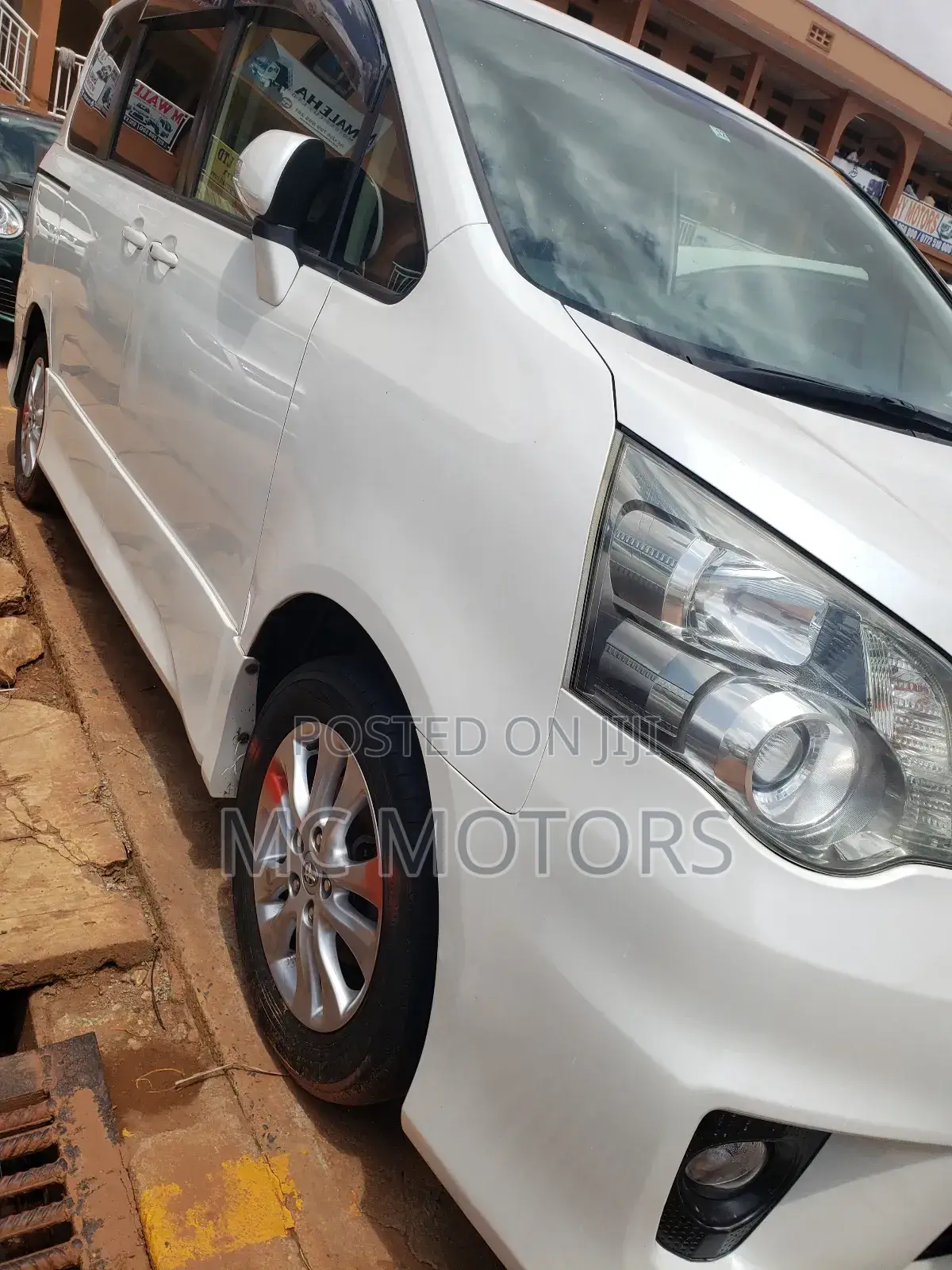 Toyota Noah 2.0 143hp AWD (8 Seater) 2012 White