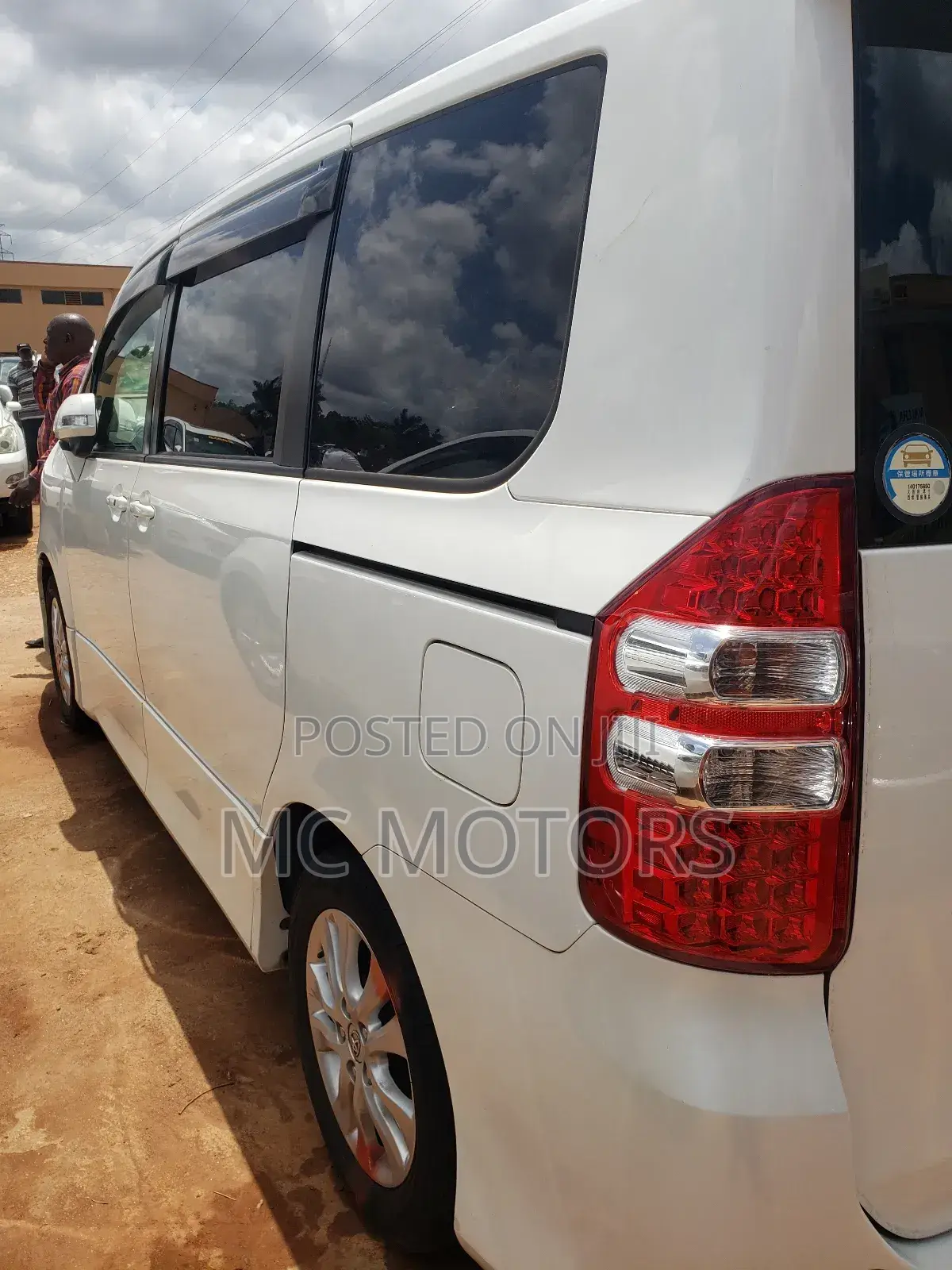 Toyota Noah 2.0 143hp AWD (8 Seater) 2012 White
