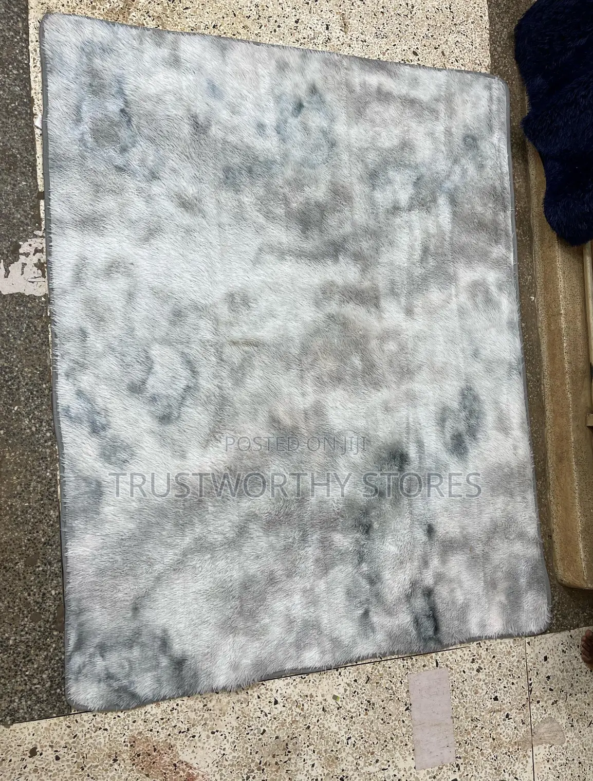 Medium Fluffy Center Carpet - Bedside Rug (5by6)