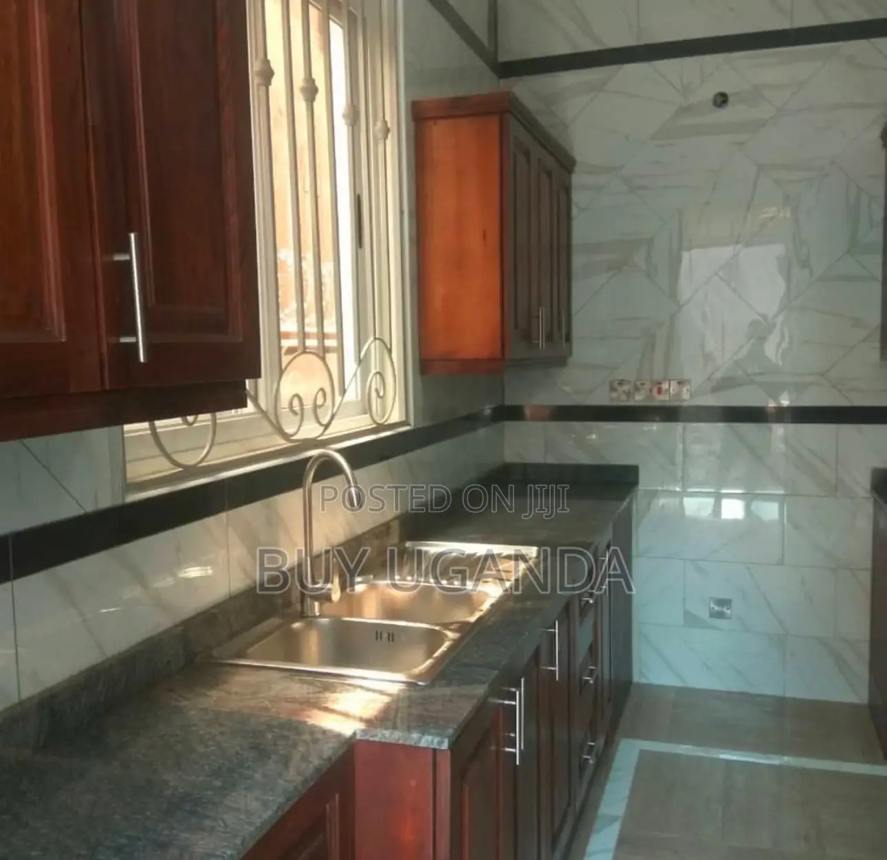 6bdrm Mansion in Mulawa, Kira for sale