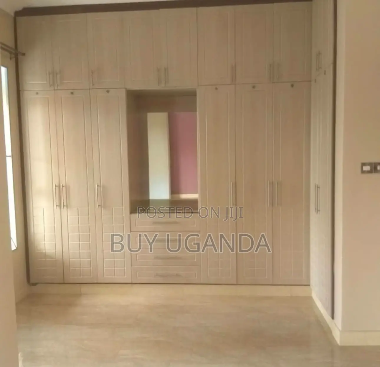 6bdrm Mansion in Mulawa, Kira for sale