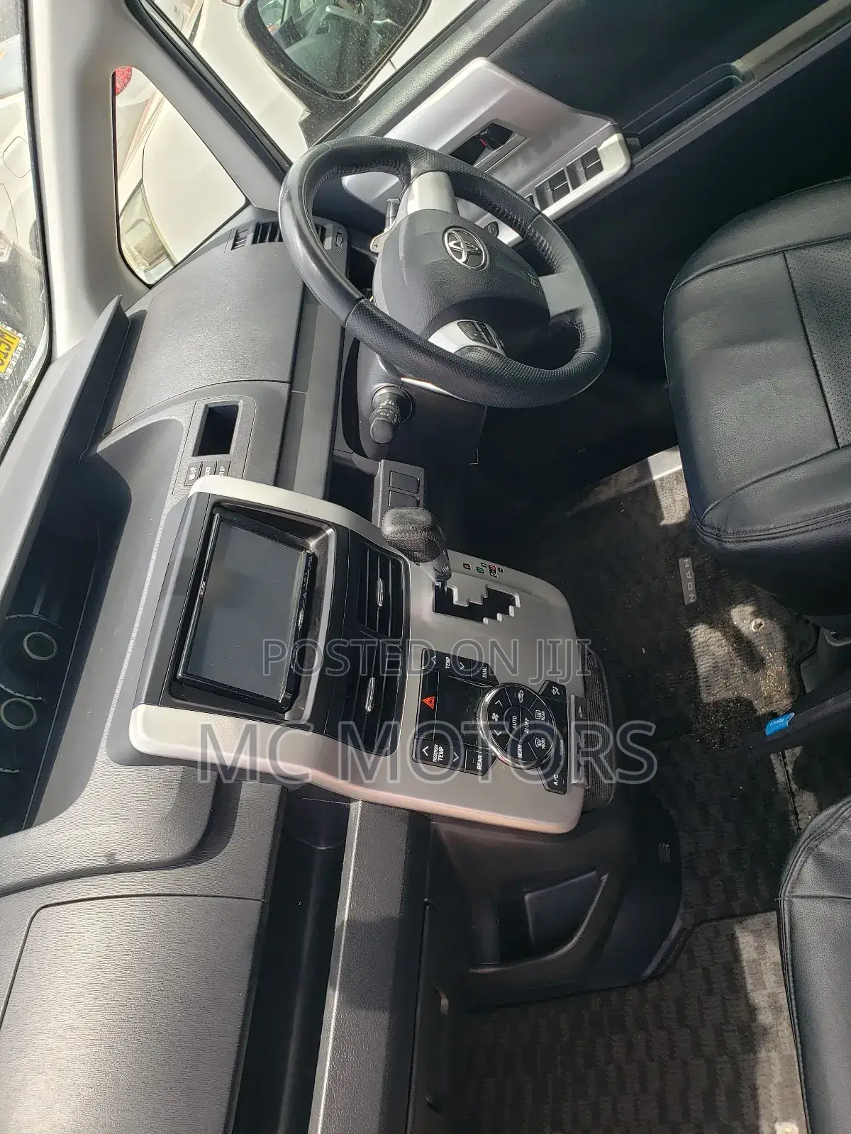Toyota Noah 2.0 143hp AWD (8 Seater) 2011 Silver